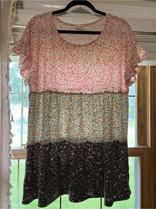 BiBi Tops - BiBi Floral Tiered Short-Sleeve Tunic in Pink/Blue/Brown